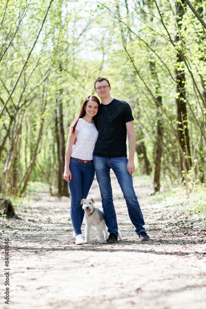 Obraz premium Happy young couple and dog