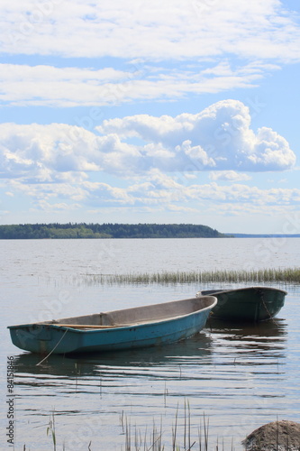 Две лодки у берега Финского залива