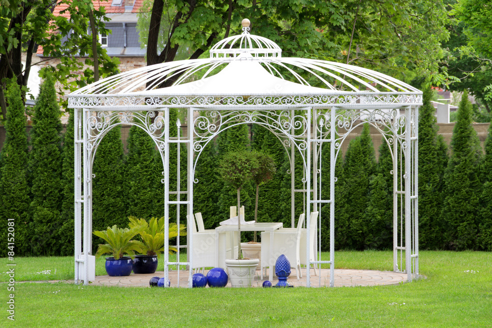 Fototapeta premium Weißer Gartenpavillon
