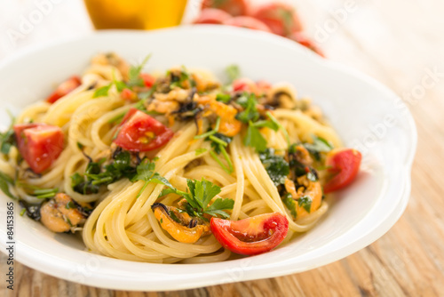 Spaghetti con cozze, pomodoro fresco e prezzemolo