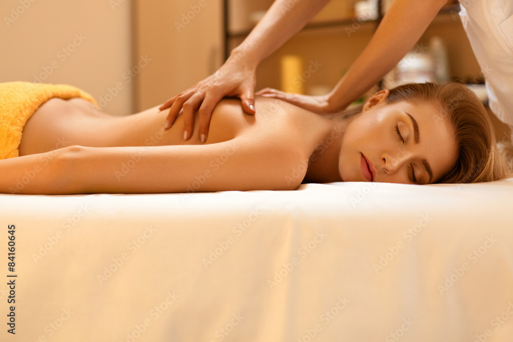 Obraz premium Spa Massage. Beautiful Blonde Gets Spa Treatment in Salon.