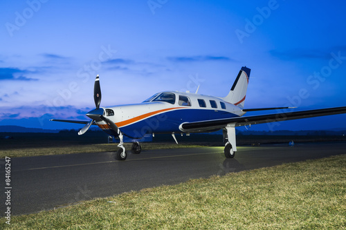 Photo twin-engine piston aircraft