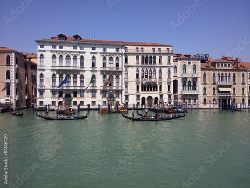Palazzi Venezia con gondole