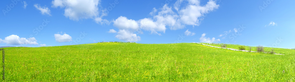 Collina verde all'aperto con nuvole nel cielo blu chiaro Collina verde all'aperto con nuvole nel cielo blu chiaro