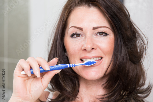 Frau im Bad - Mundhygiene