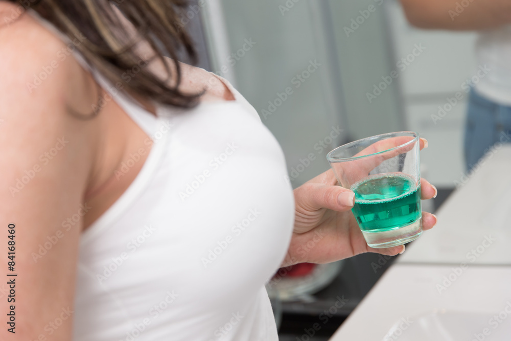 Frau im Bad - Mundhygiene Frau im Bad - Mundhygiene
