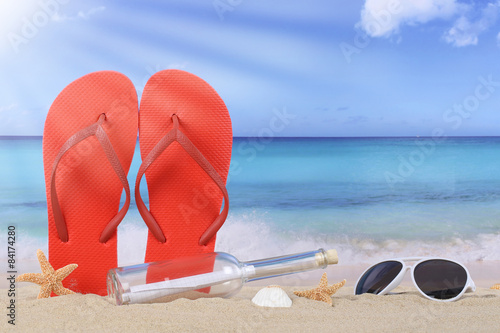 Strand Szene mit Flip Flops, Sonnenbrille und Flaschenpost im So