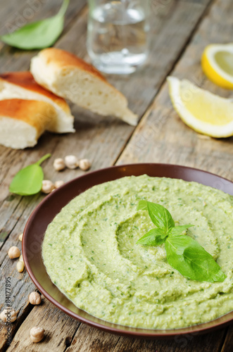 Basil pesto hummus