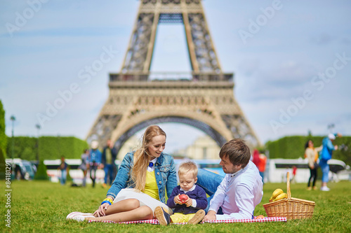 Photography Happy family of three having picnic in Paris