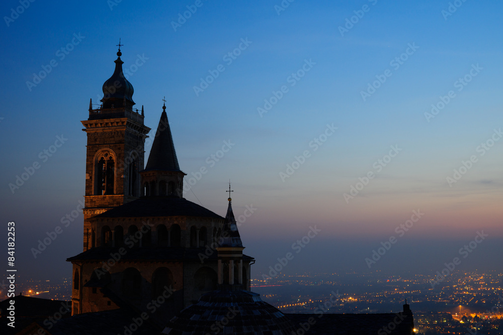 Bergamo città alta, di notte, panorama bergamo piazza, fontana 