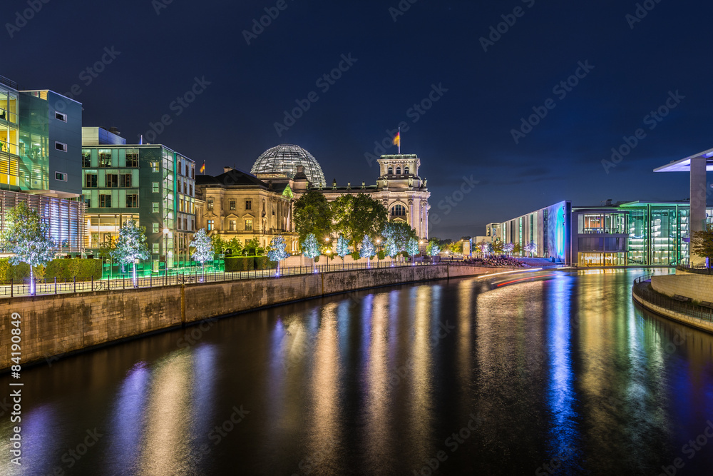 Obraz premium Berliner Regierungsviertel bei Nacht