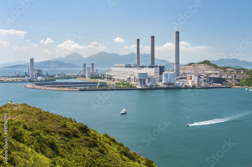 Power plant in Hong Kong © leeyiutung