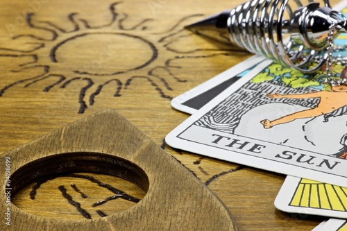 Tarotkarte THE SUN mit Pendel auf Ouija photo