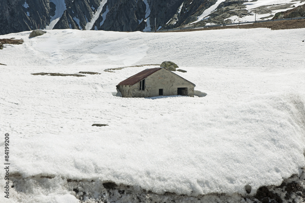 Eingeschneiter Stall auf der Gotthardpasshöhe, Schweiz