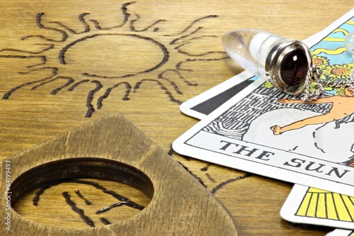 Tarotkarte THE SUN mit Pendel auf Ouija photo