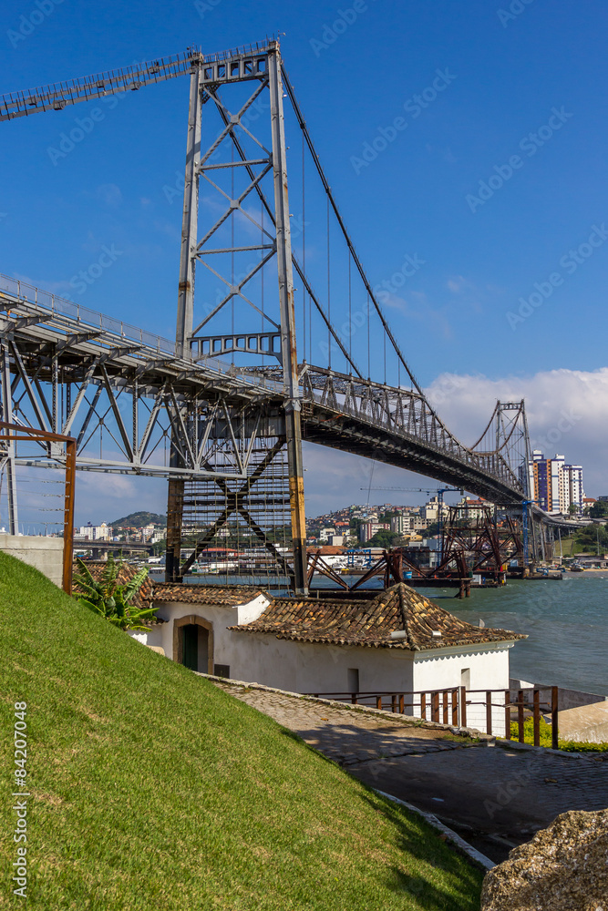 Obraz premium Ponte sobre o forte