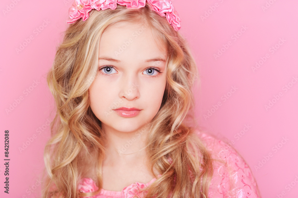 Naklejka premium Princess girl posing in room over pink