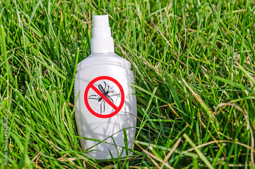 Anti-Mücken Spray liegt im Gras