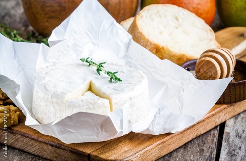 Camembert cheese with thyme,  honey and baguette