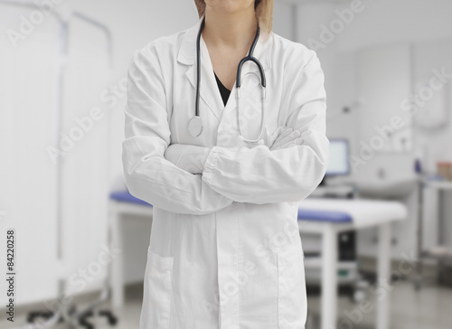 Medico con camice stetoscopio sfondo ambulatorio