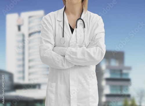 Medico con camice stetoscopio sfondo ospedale clinica photo
