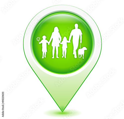 famille sur marqueur géolocalisation vert