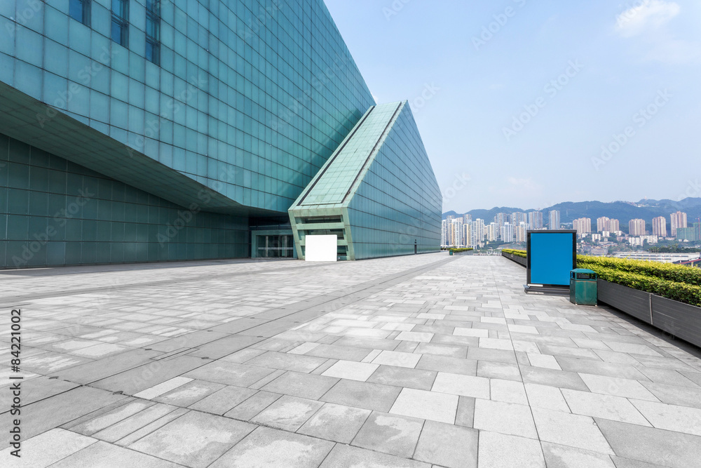 Obraz premium empty road near modern building