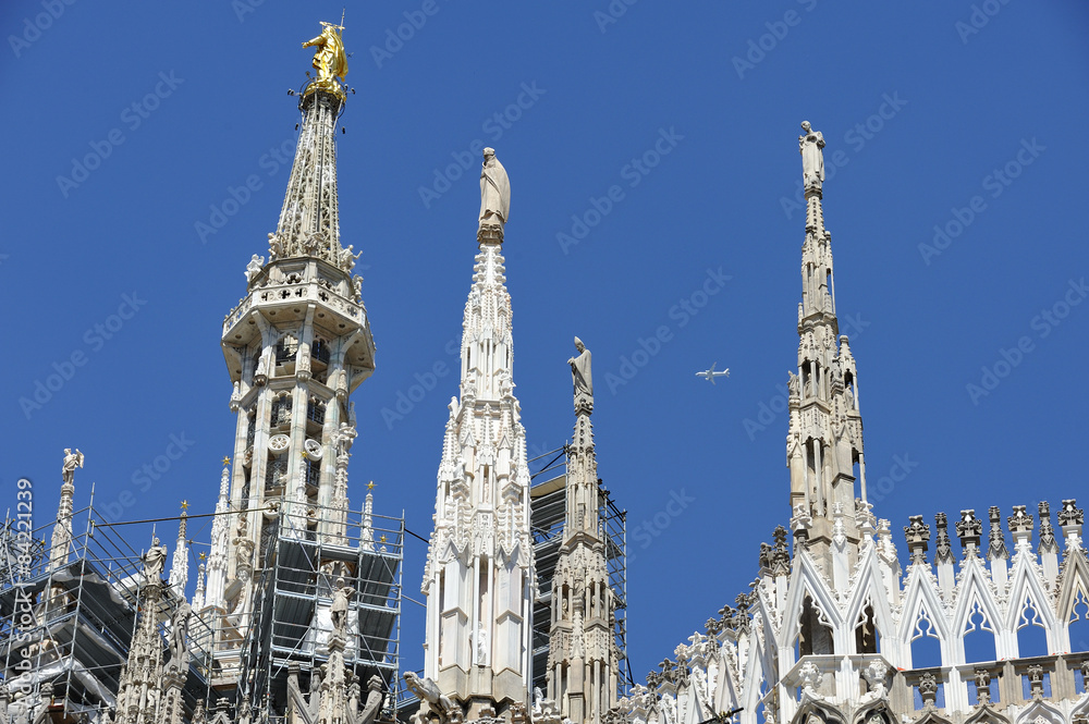 Milano Piazza Duomo la Madonnina e un aereo