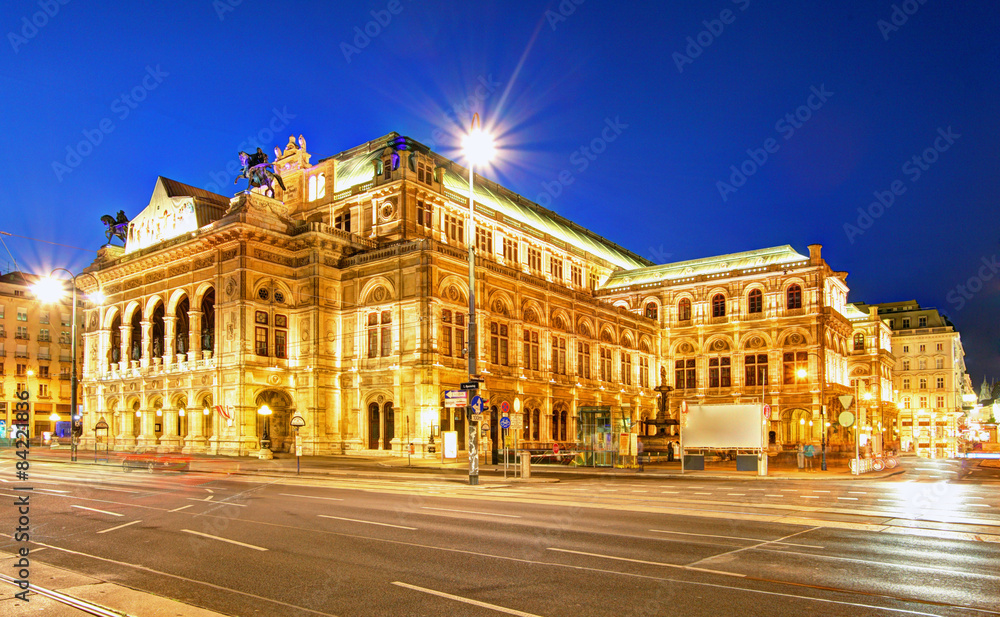  Vienna  's State Opera House at night, Austria