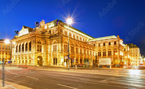 Vienna 's State Opera House at night, Austria