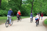 familia paseando en bicicleta jardines berlín 6436-f15