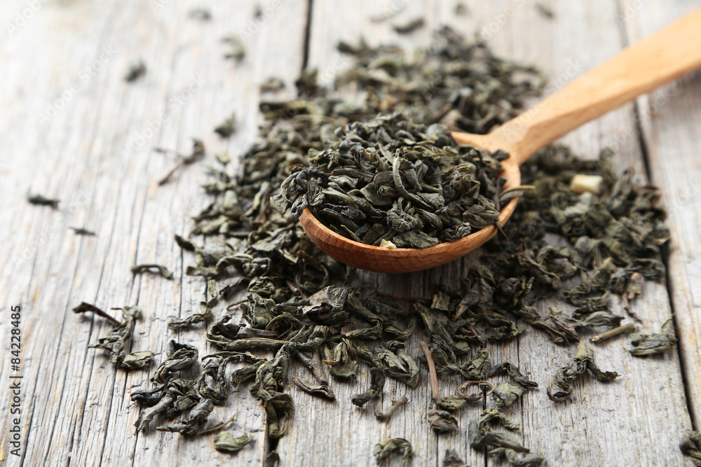 Ταπετσαρία Dry tea in spoon on grey wooden background