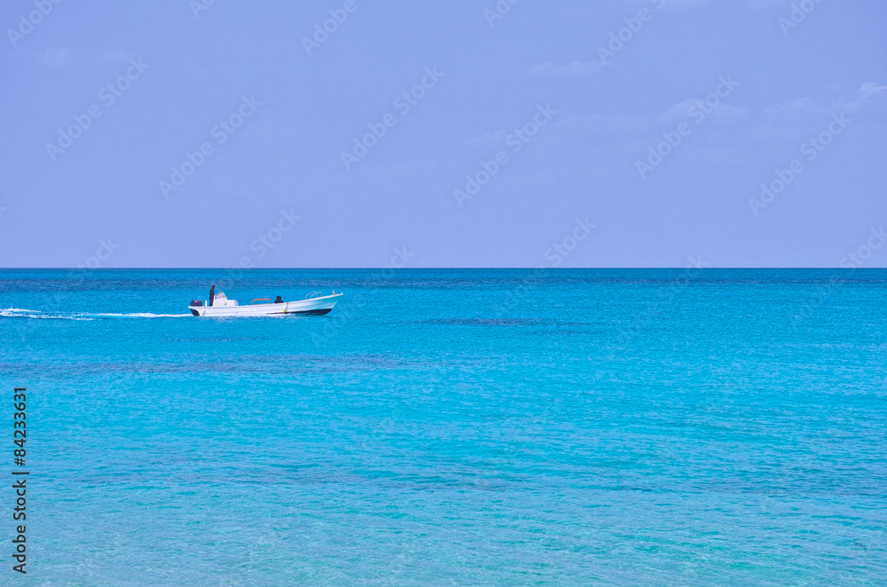 青い海と白いボート