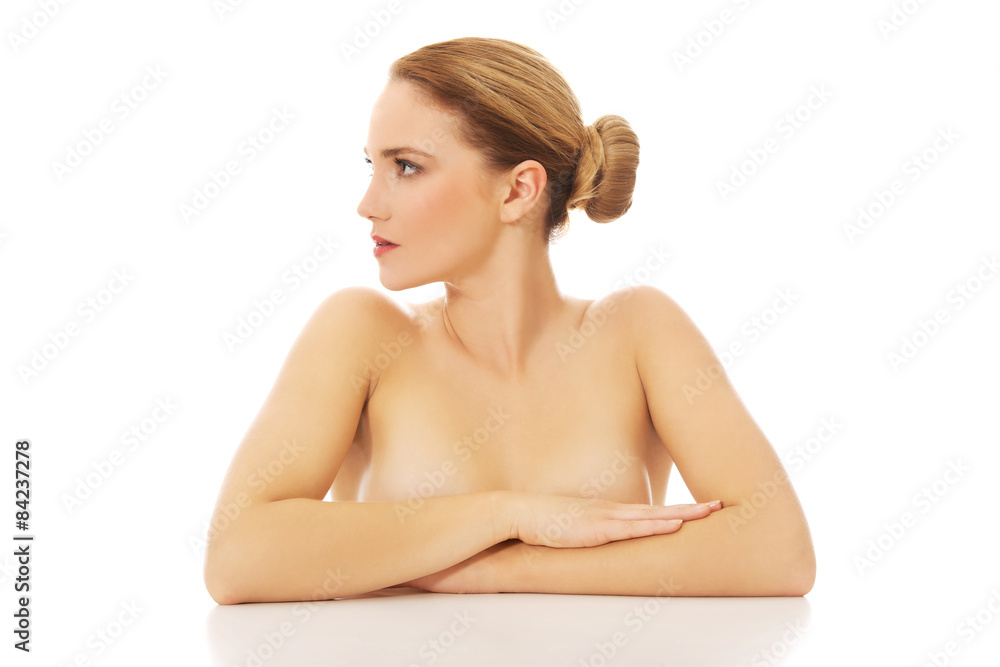 Obraz premium Beautiful young spa woman by a desk.