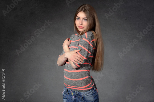 Fotografía Girl shows modesty or shyness against a dark background