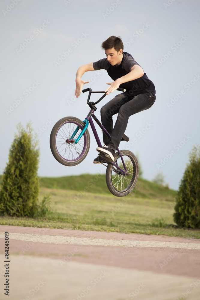 Obraz premium teenager on a bicycle