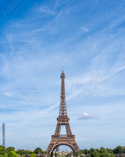 Fototapeta Naklejka Na Ścianę i Meble -  Eiffel tower in Paris against blue sky