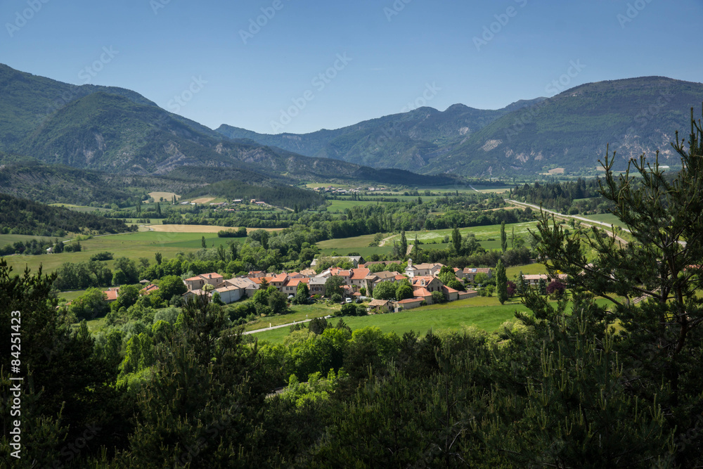 paysage village des Hautes Alpes