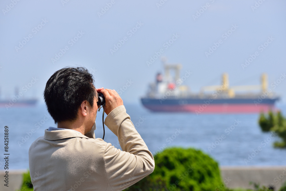双眼鏡で海を眺める日本の男性 双眼鏡で海を眺める日本の男性