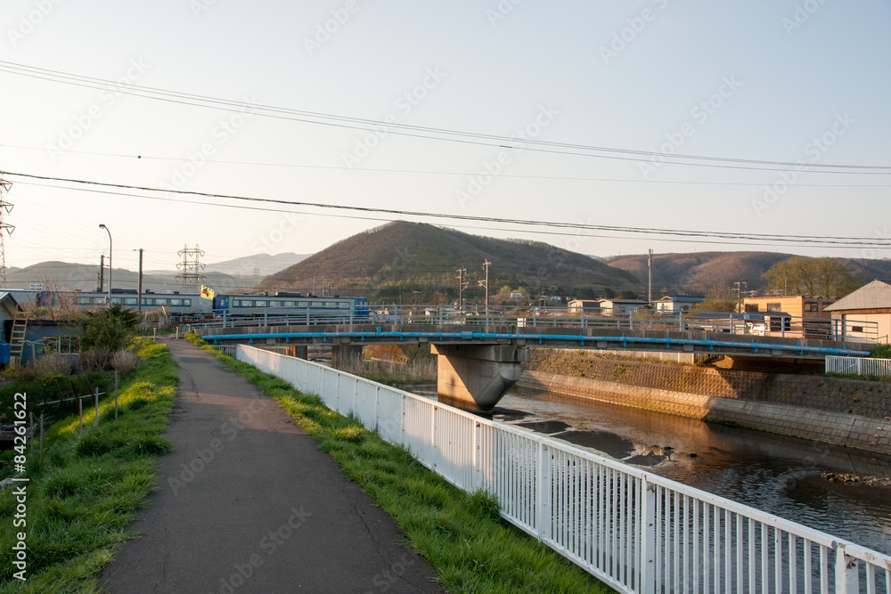 橋を渡る電車