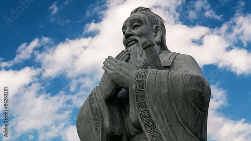 Konfuzius mit Quellwolken im Hintergrund, Zeitraffer
