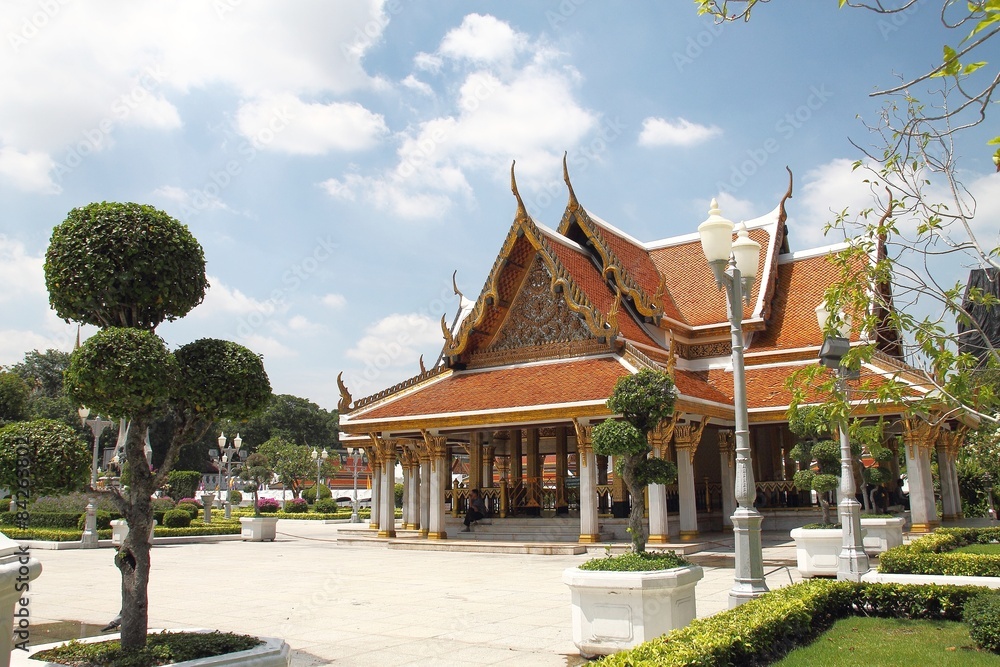 Naklejka premium Bangkok, Tajlandia, 30 maja 2015 r. W dniu 30 maja 2015 r. Park Pamięci Króla Ramy III, zbudowany na cześć króla Ramy III z Syjamu, zlokalizowany przy Rajadamnern Road w pobliżu mostu Phan Fah.