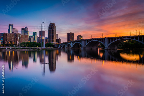 Obraz na płótnie Sunset over the Minneapolis skyline and Mississippi River, in Mi w salonie