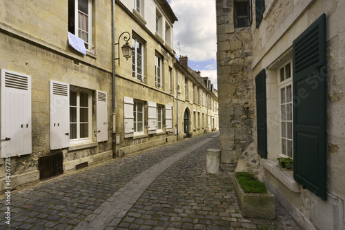 Rue pav  e    volets Alphonse Cardin de Cr  py-en-Valois  60800   d  partement de l Oise en r  gion Hauts-de-France  France 