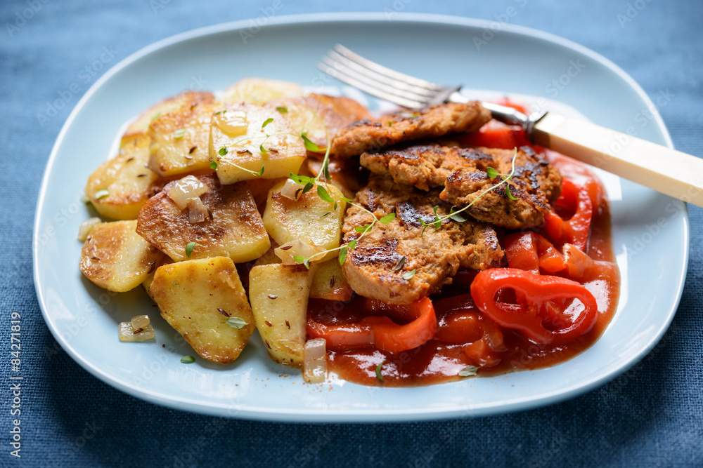 Sojasteaks mit Letscho und Bratkartoffeln, vegan Sojasteaks mit Letscho und Bratkartoffeln, vegan