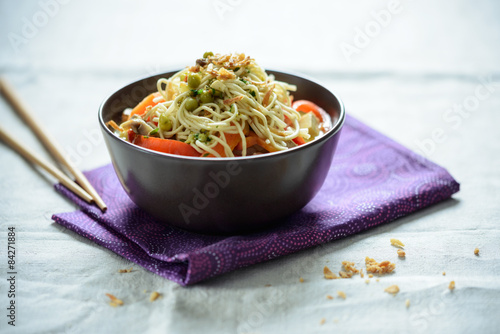 Gemüse-Tofu-Curry mit Mie-Nudeln,vegan photo