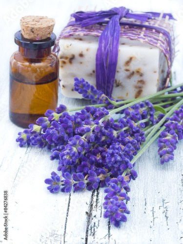 Fototapeta Naklejka Na Ścianę i Meble -  lavender oil with fresh flowers on the wooden table