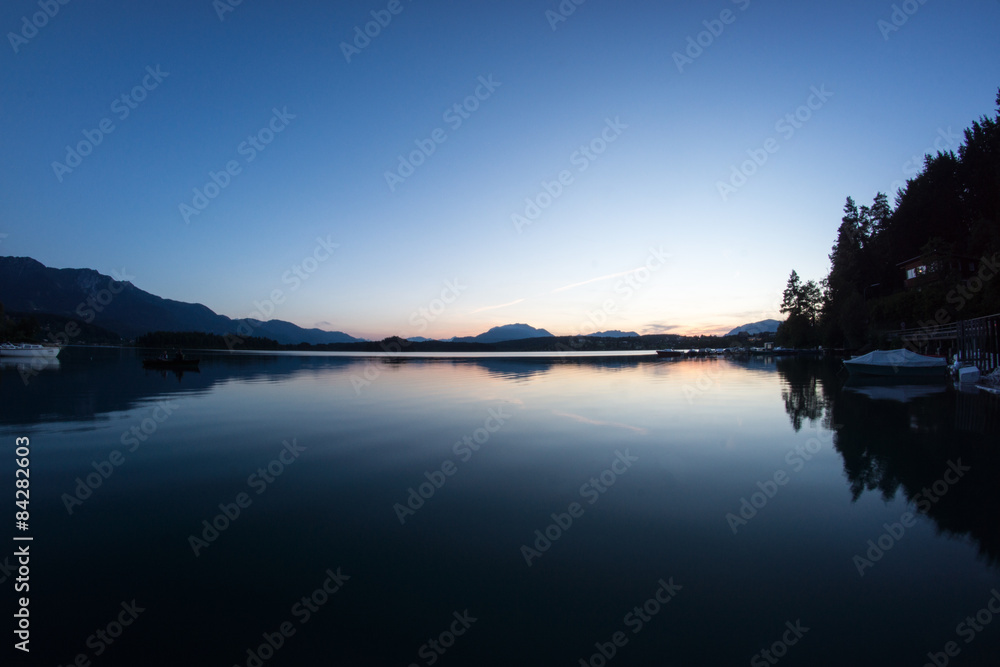 Fototapeta premium Abenddämmerung beim See