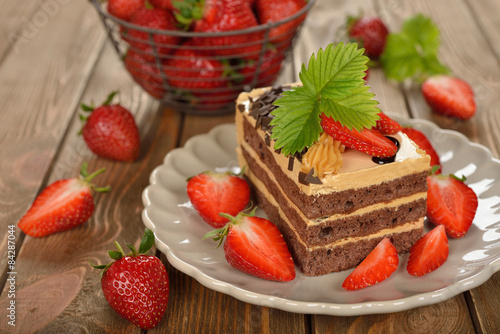 Chocolate cake with strawberries