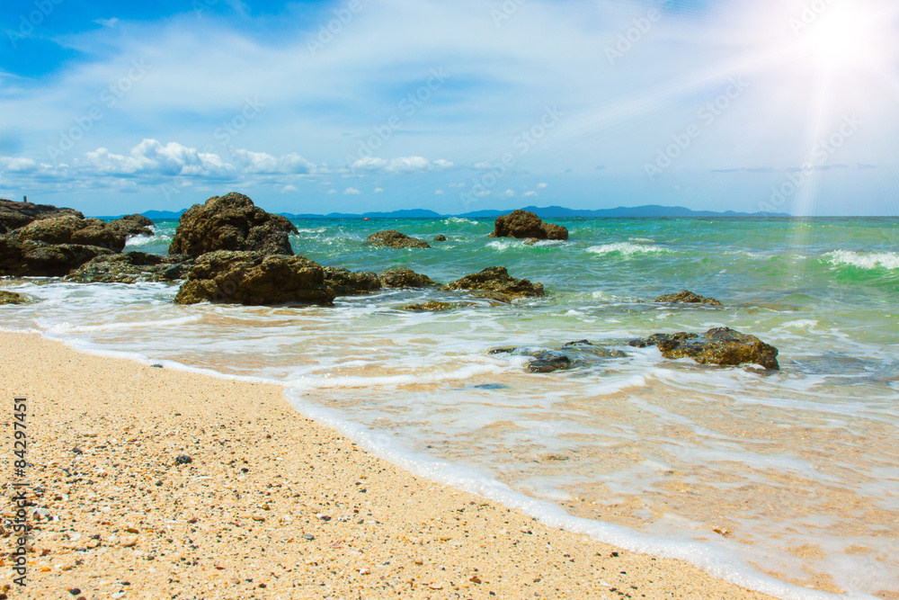 Obraz premium Waves, rocks and sand